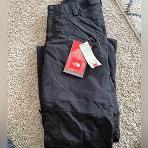 NWT! The North Face snow pants! Size S. Black. Never been worn! Waterproof ⛷️